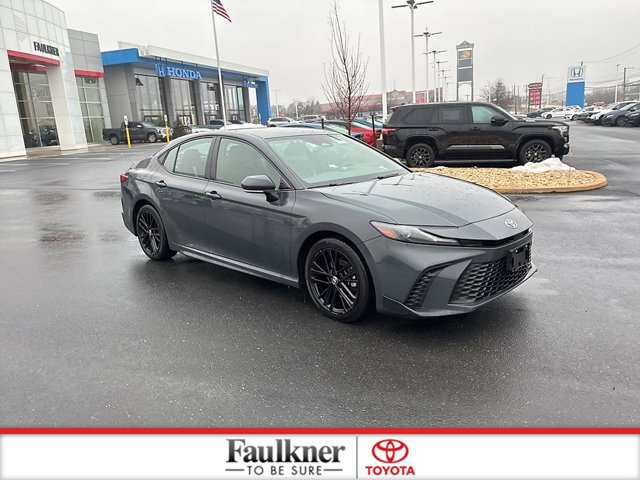 Used 2025 Toyota Camry SE image 3