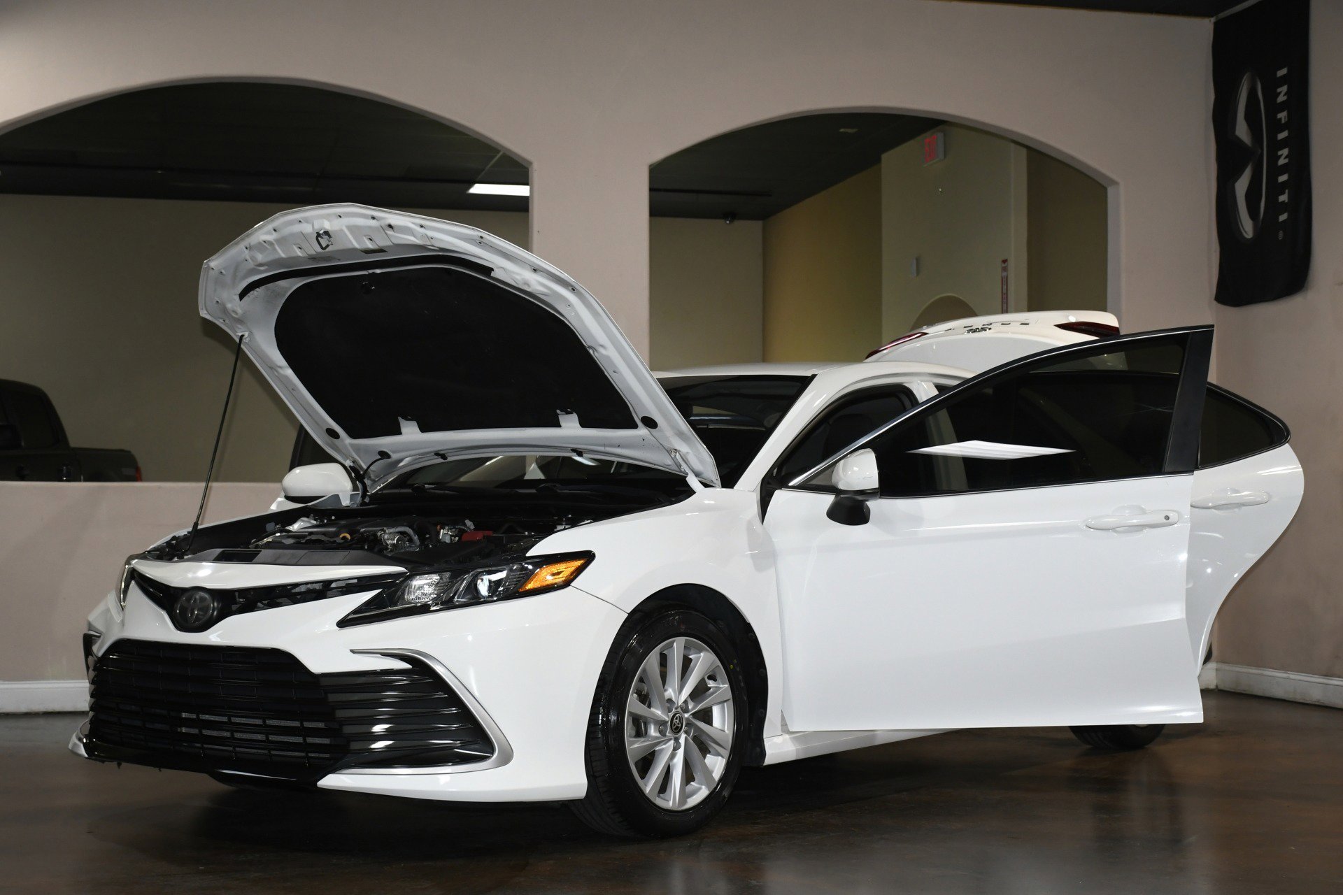 Used 2021 Toyota Camry LE image 90