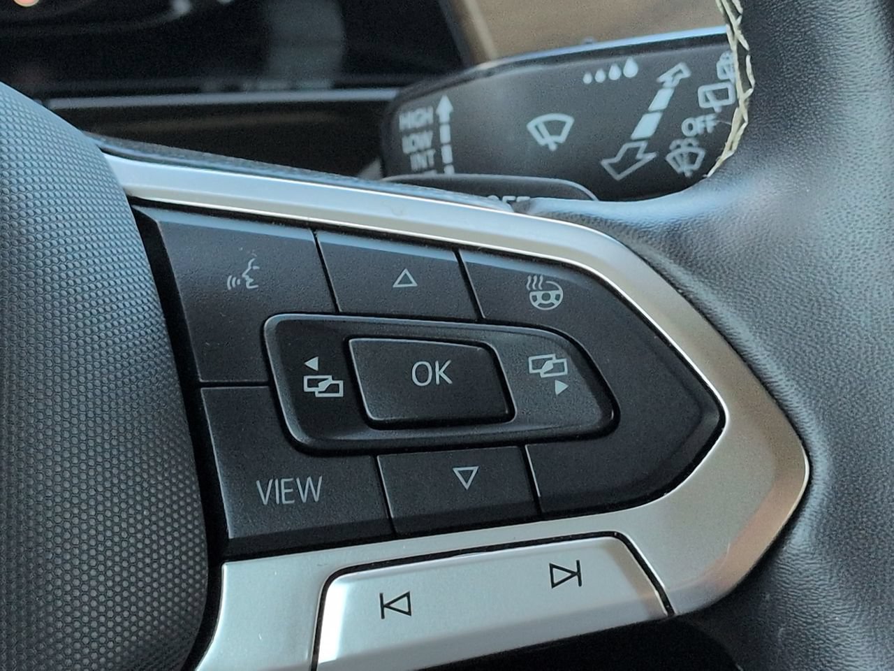 Used 2025 Volkswagen Atlas SE FWD image 24