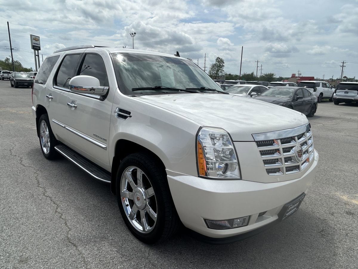 Used 2014 Cadillac Escalade Luxury RWD image 2