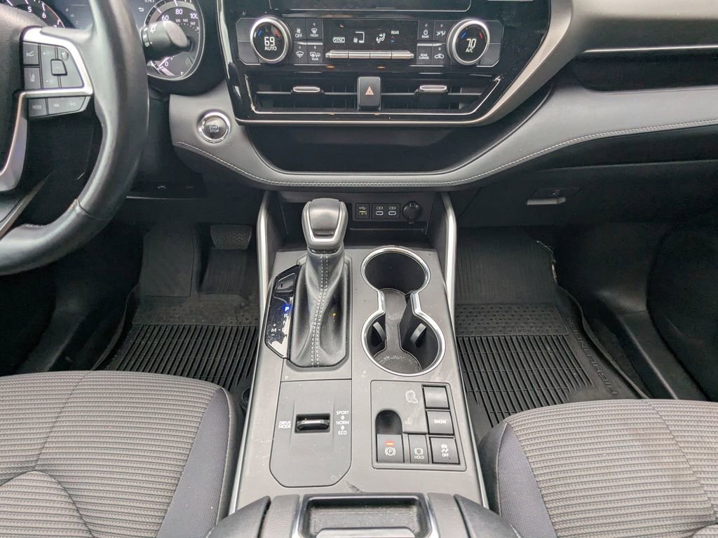 Used 2023 Toyota Highlander LE image 19
