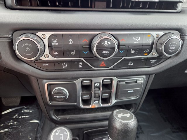 Used 2024 Jeep Wrangler Unlimited Sahara AWD/4WD image 17