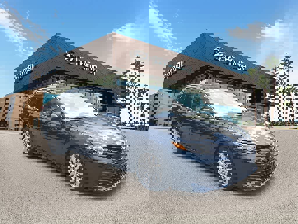 Used 2020 Toyota Camry LE image 4