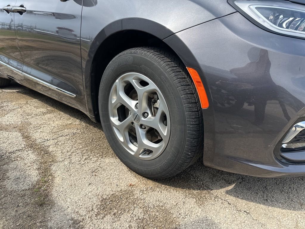 Used 2023 Chrysler Pacifica Limited image 4