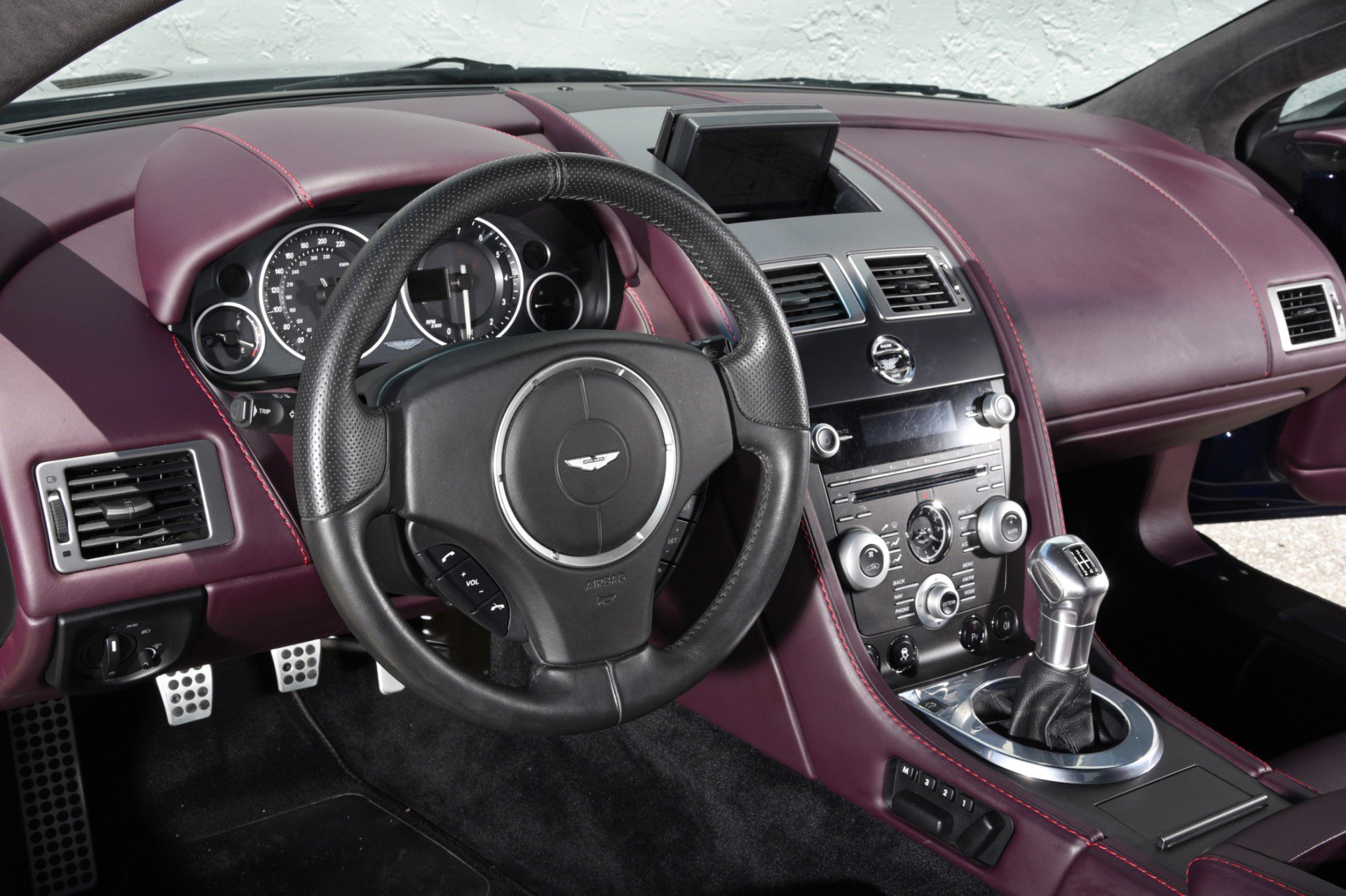 Used 2011 Aston Martin V12 Vantage Coupe RWD image 4