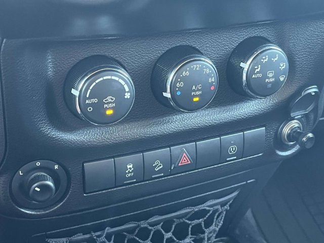 Used 2017 Jeep Wrangler Unlimited Rubicon w/ Connectivity Group AWD/4WD image 29