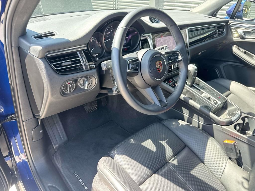 Certified 2025 Porsche Macan image 4