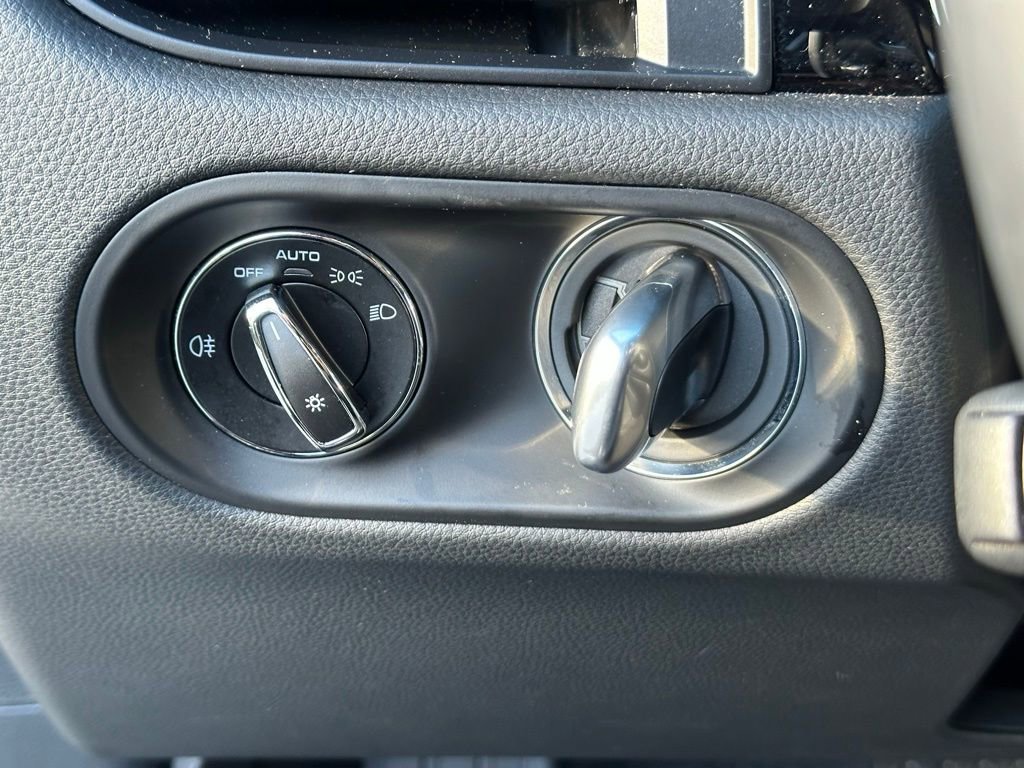 Certified 2025 Porsche Macan T image 32