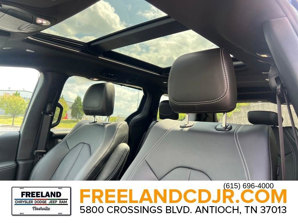 New 2025 Chrysler Pacifica Select image 19