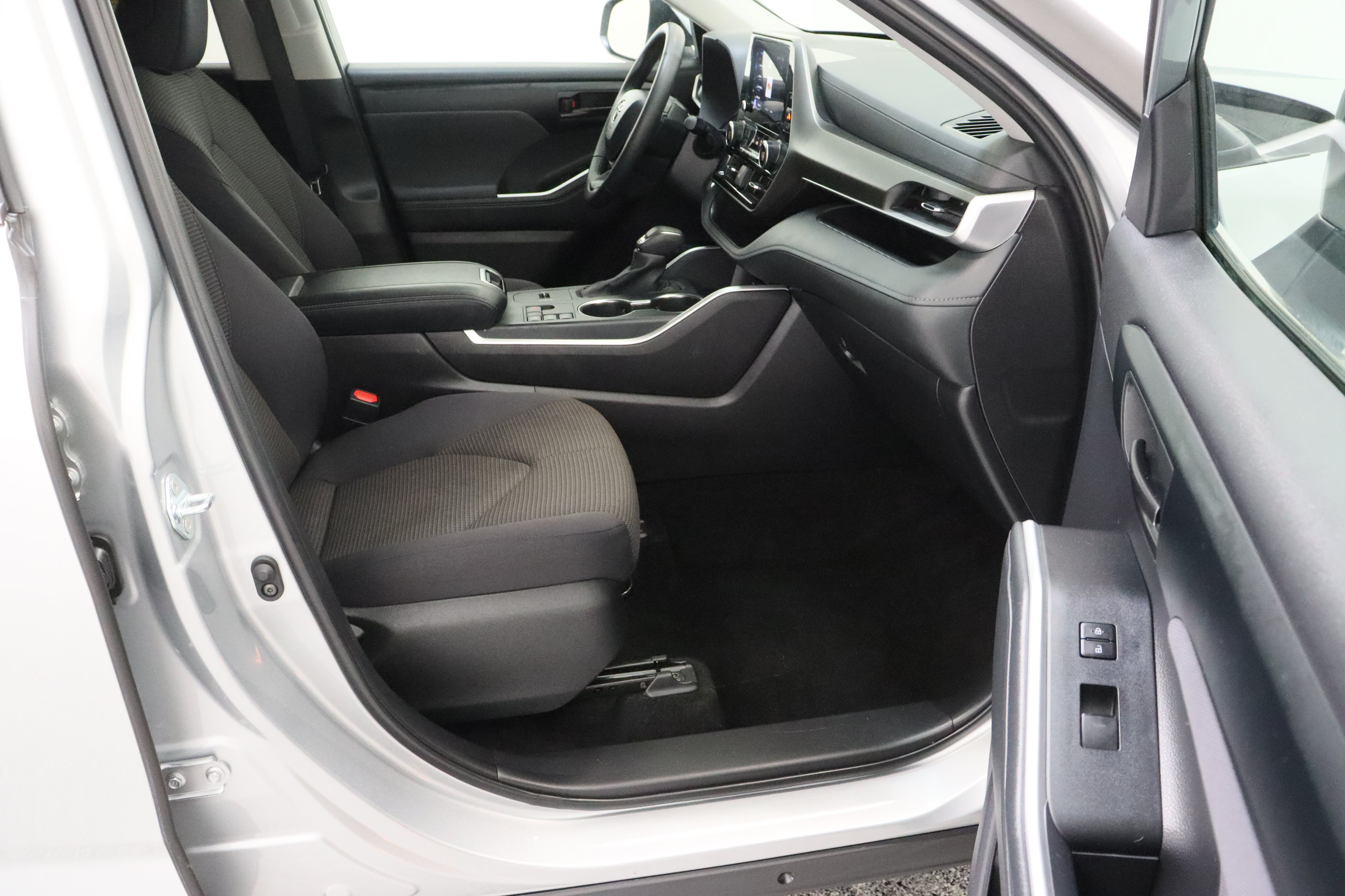 Certified 2025 Toyota Highlander LE FWD image 39