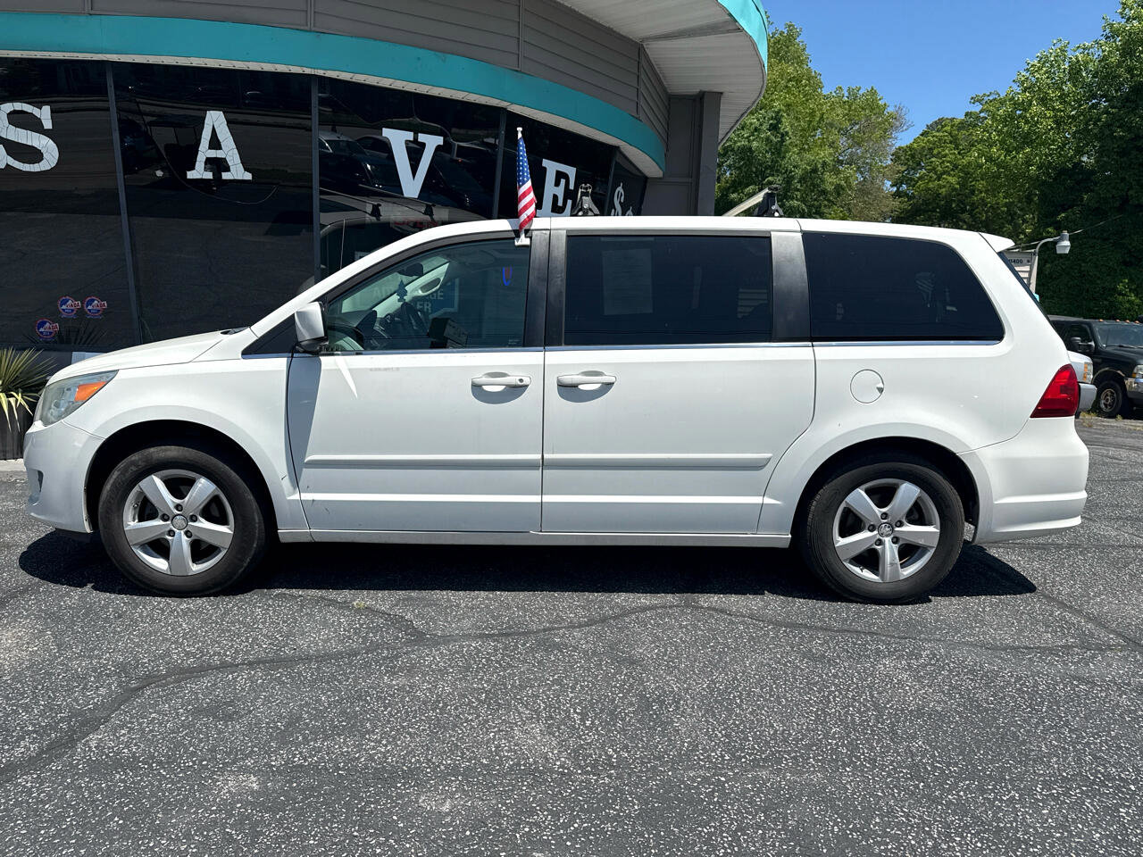 Used 2010 Volkswagen Routan SEL image 2