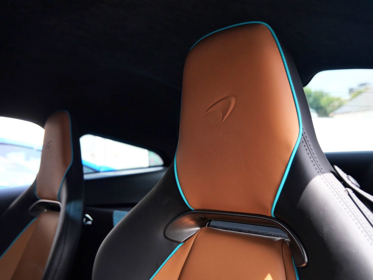 Used 2023 McLaren Artura RWD image 21