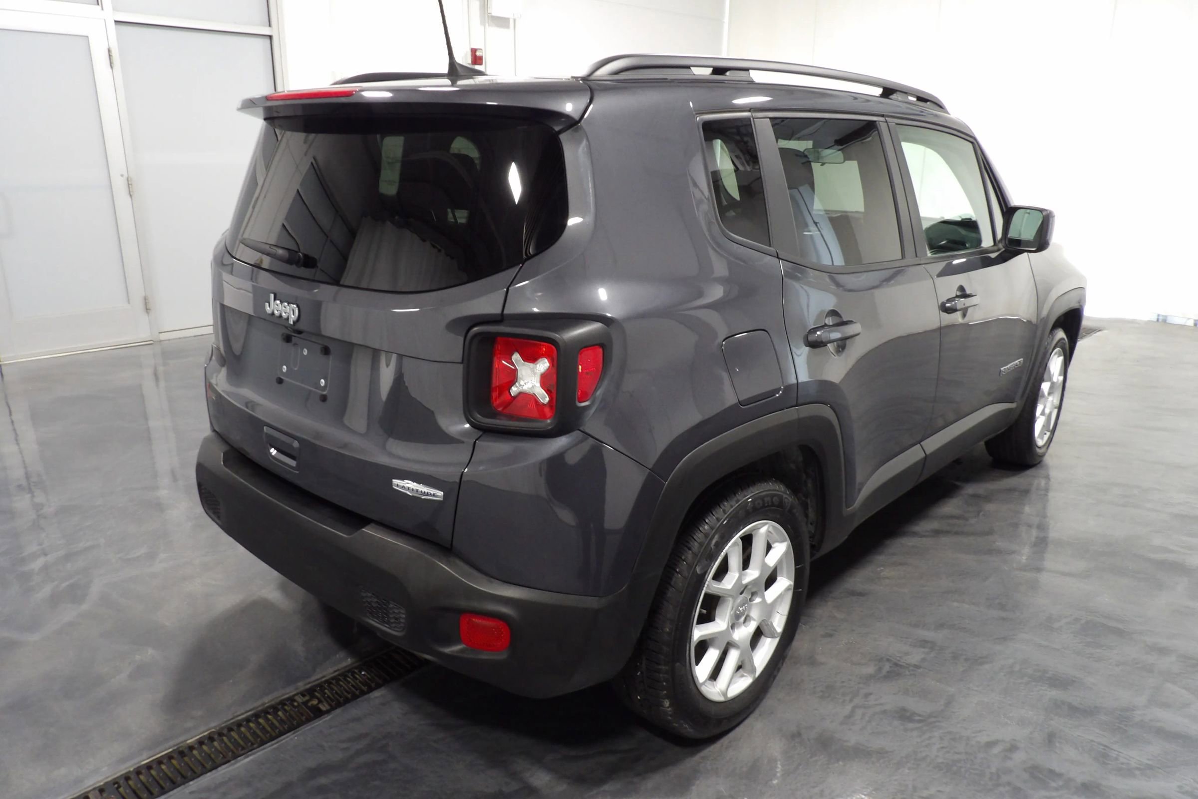 Used 2021 Jeep Renegade Latitude FWD image 4