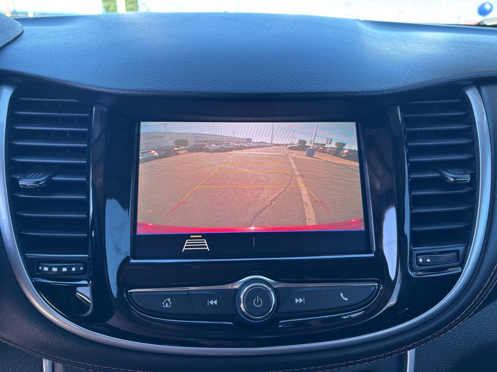 Used 2022 Chevrolet Trax LT w/ LT Convenience Package image 24