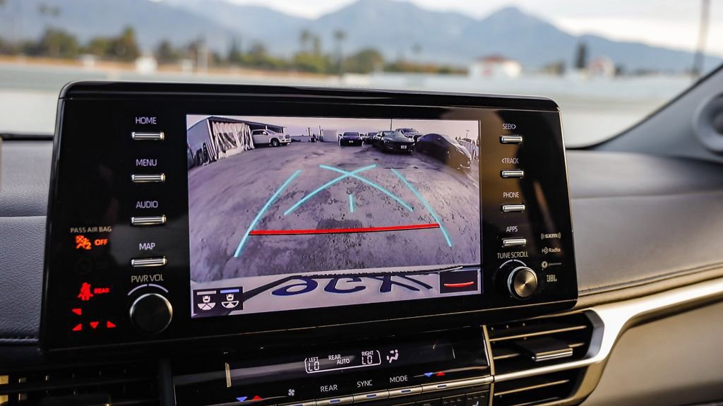 Used 2023 Toyota Sienna Limited image 29