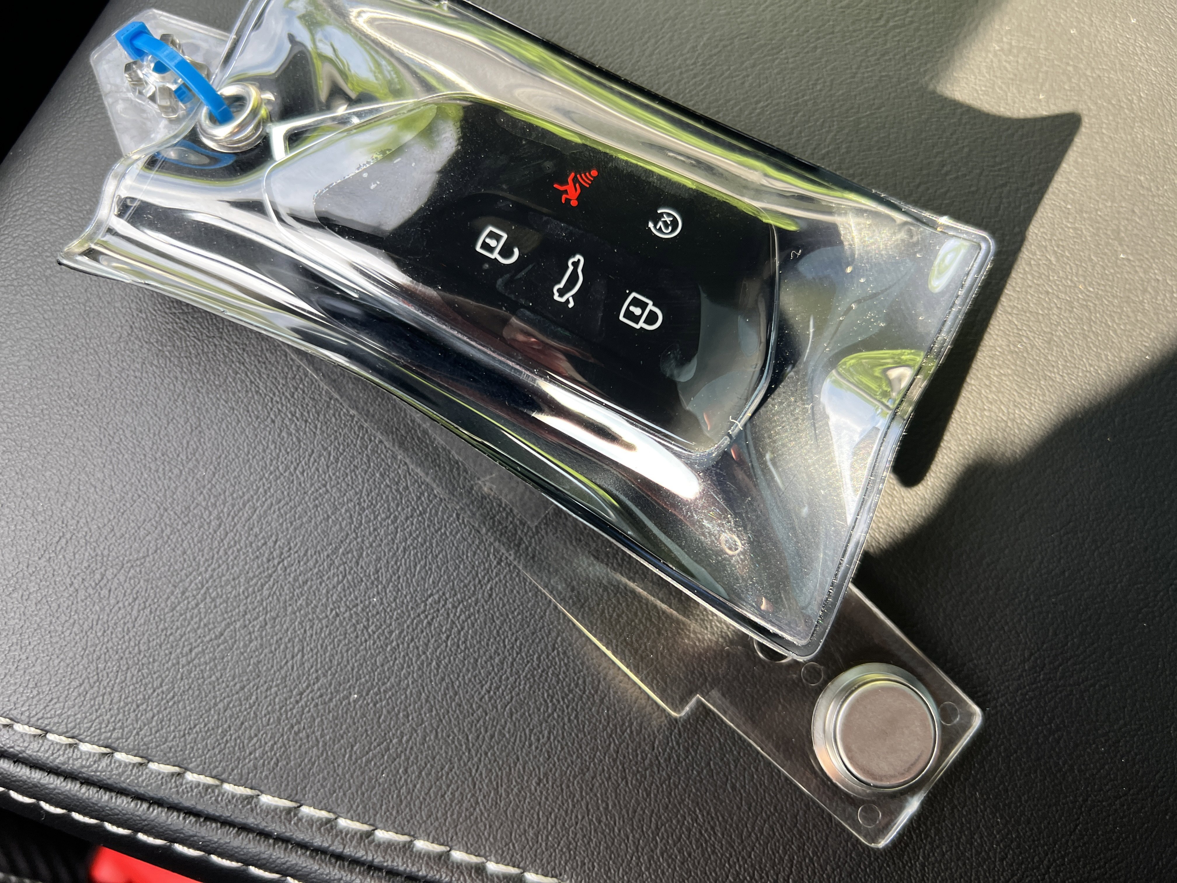 Certified 2025 Volkswagen Atlas Cross Sport SE w/ Panoramic Sunroof Package FWD image 32