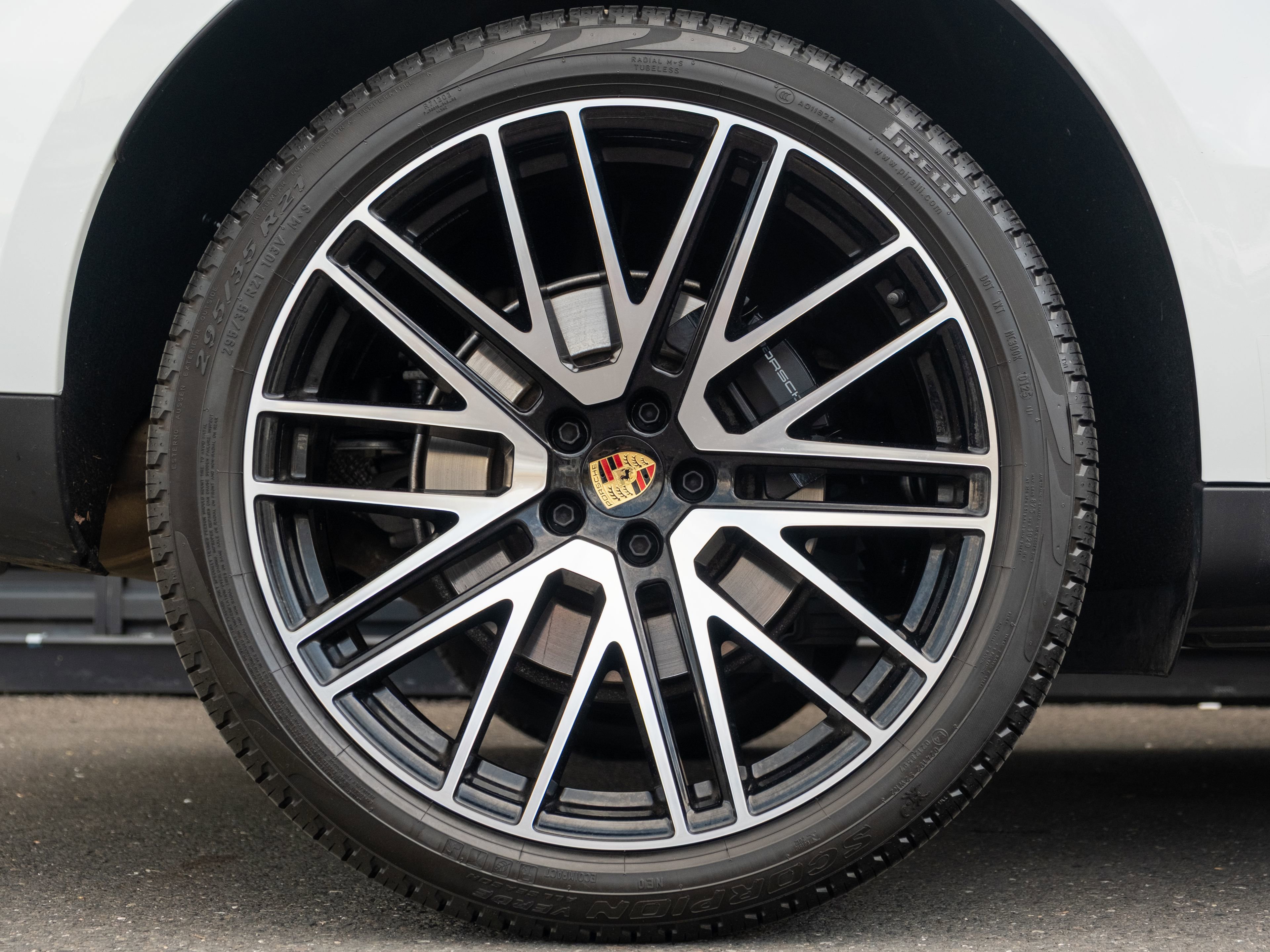 Certified 2025 Porsche Macan image 14