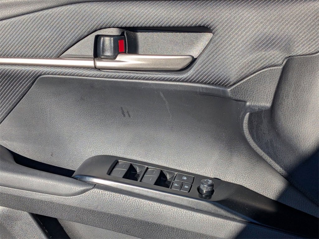 Used 2025 Toyota Camry SE image 14