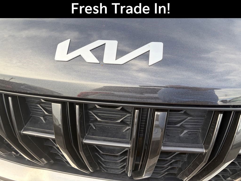 Used 2024 Kia Carnival LX FWD image 4