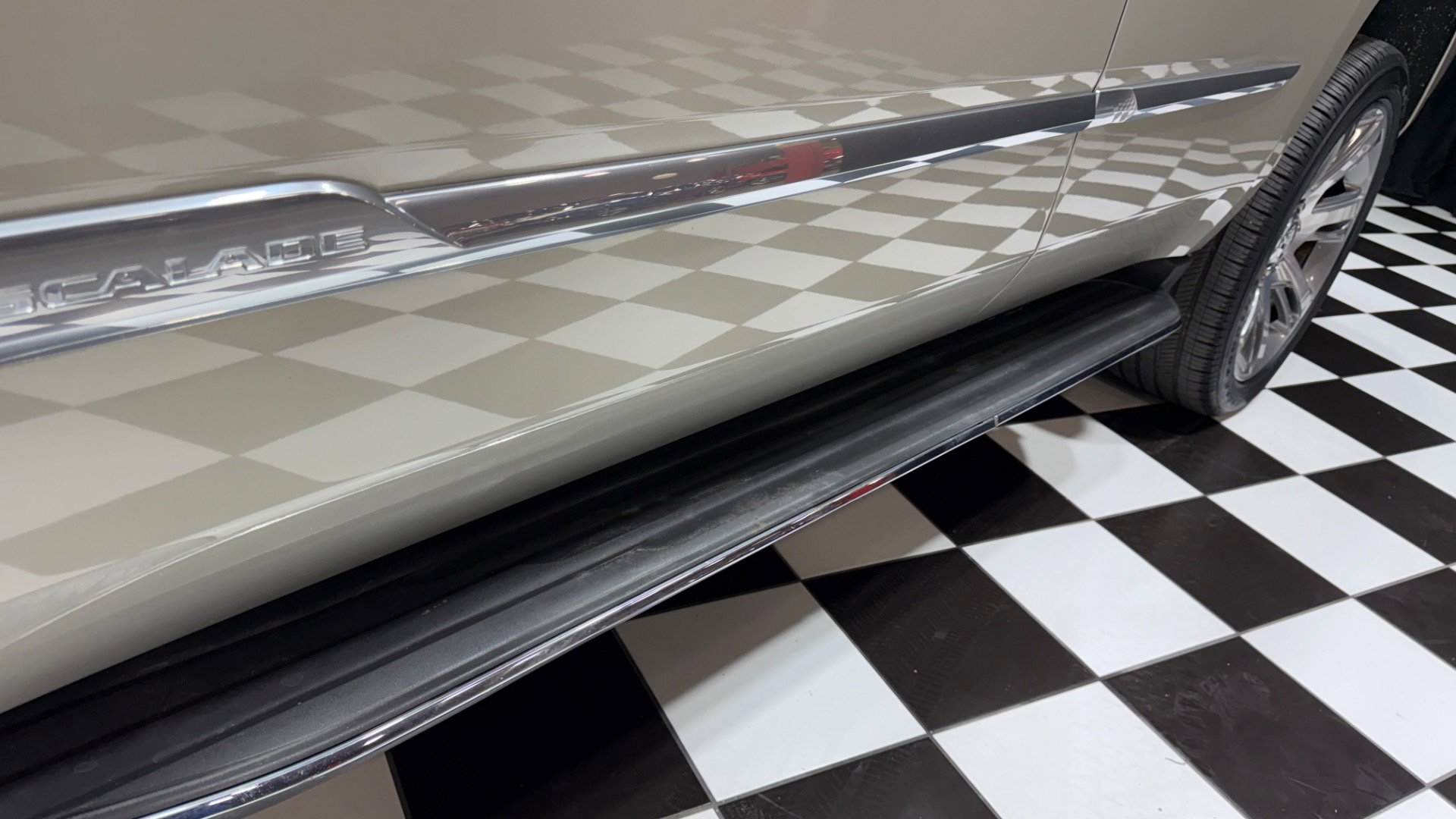 Used 2015 Cadillac Escalade Luxury image 28