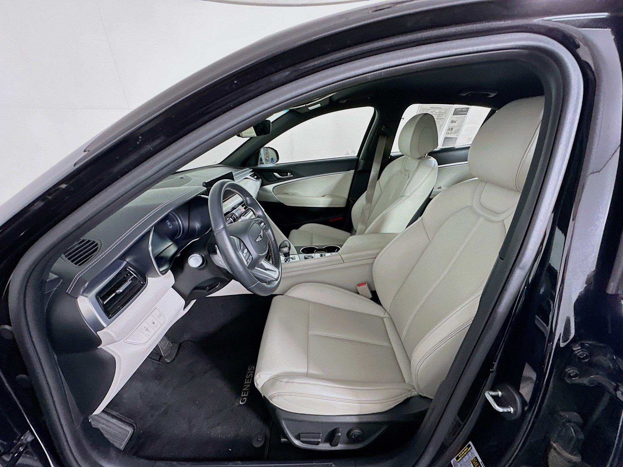 Used 2025 Genesis G70 2.5T image 13