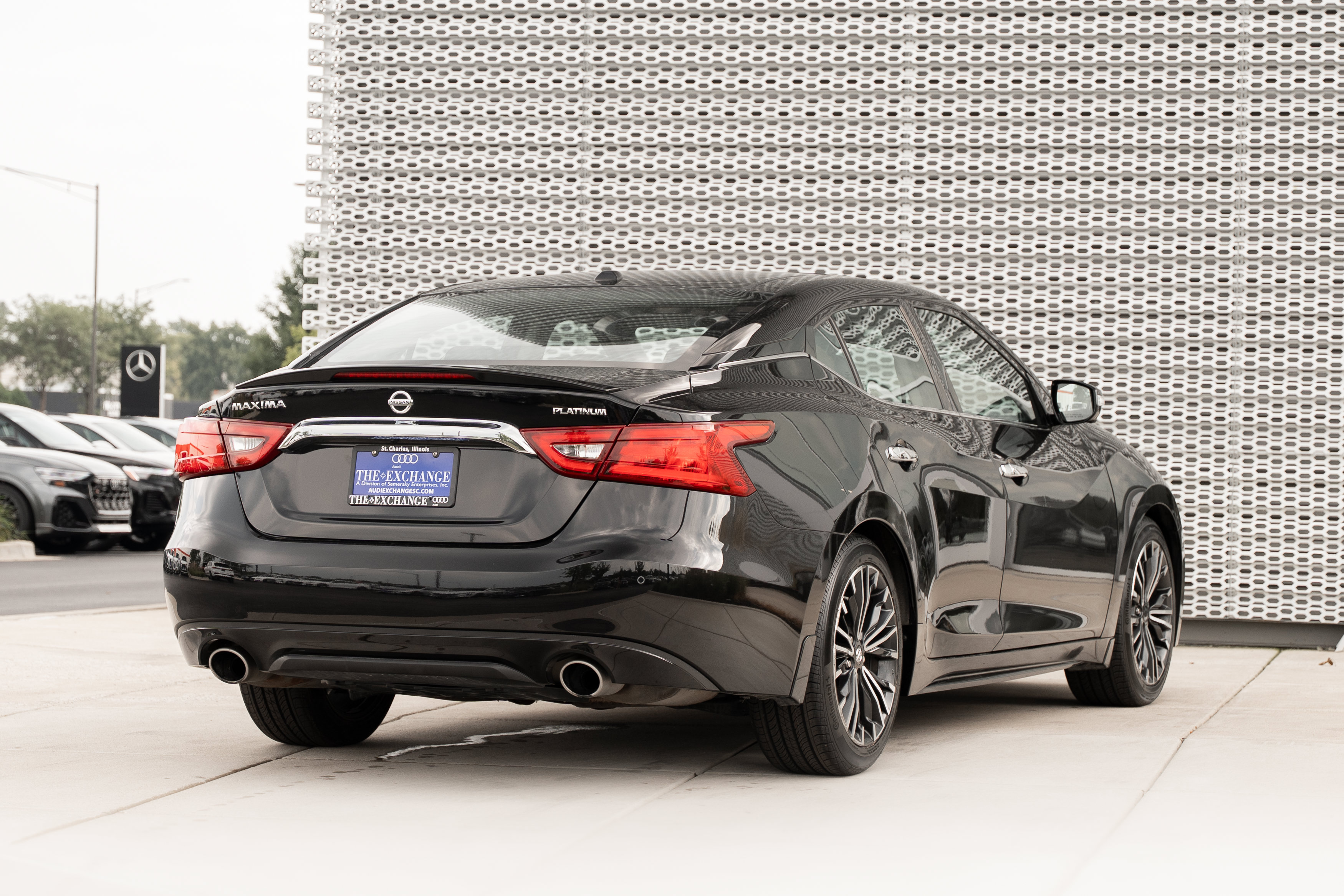 Used 2017 Nissan Maxima Platinum w/ Medallion Package FWD image 3