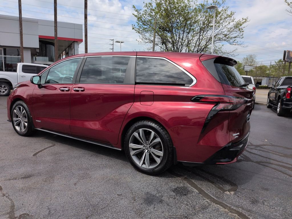 Used 2021 Toyota Sienna XSE AWD/4WD image 3