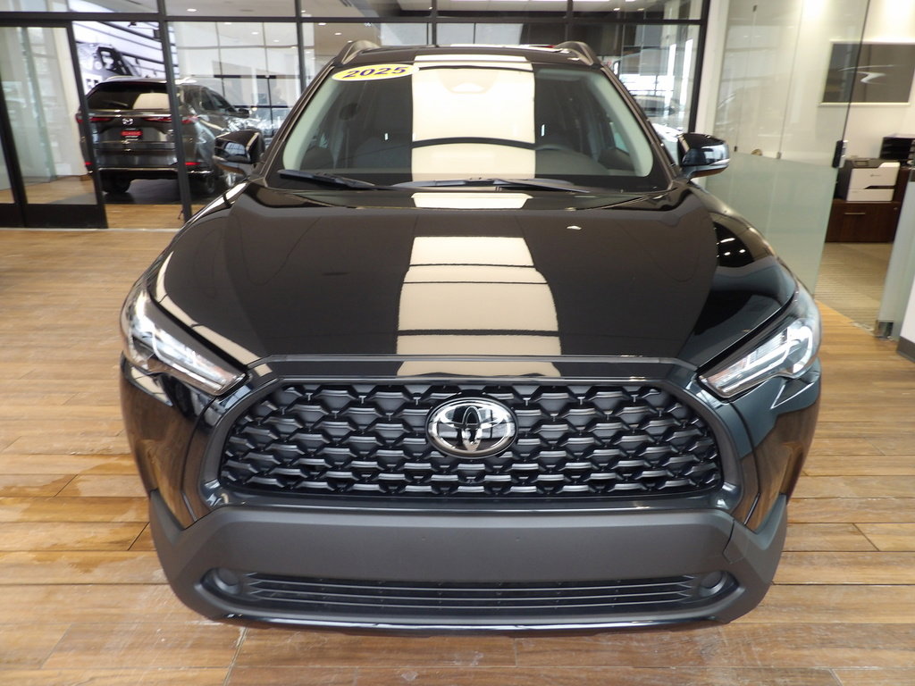 Used 2025 Toyota Corolla Cross LE image 2