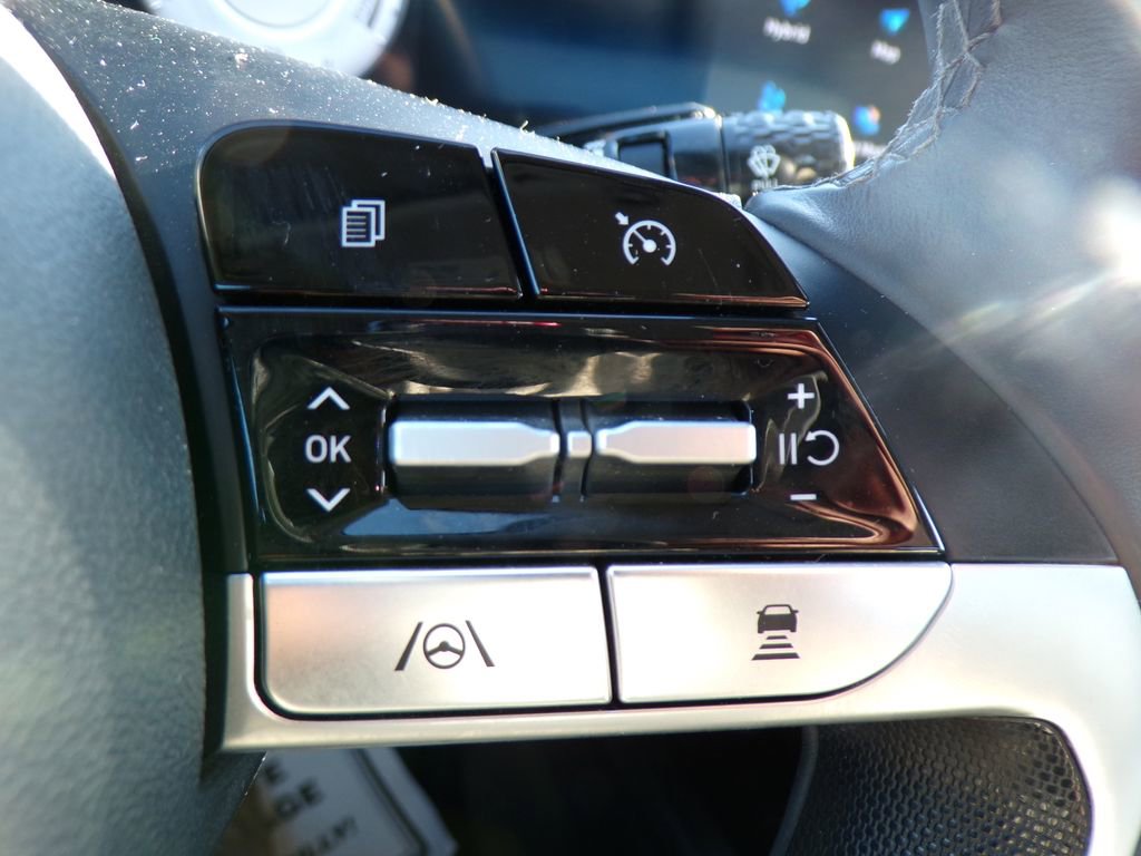 Certified 2023 Hyundai Elantra Limited FWD image 31