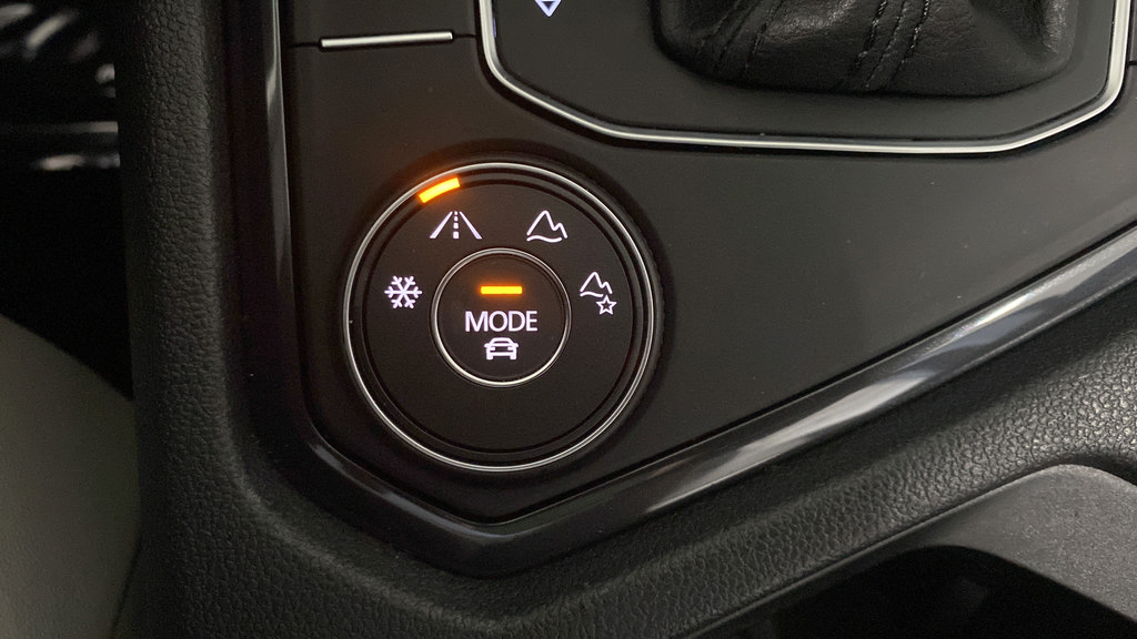 Used 2020 Volkswagen Tiguan SEL AWD/4WD image 19