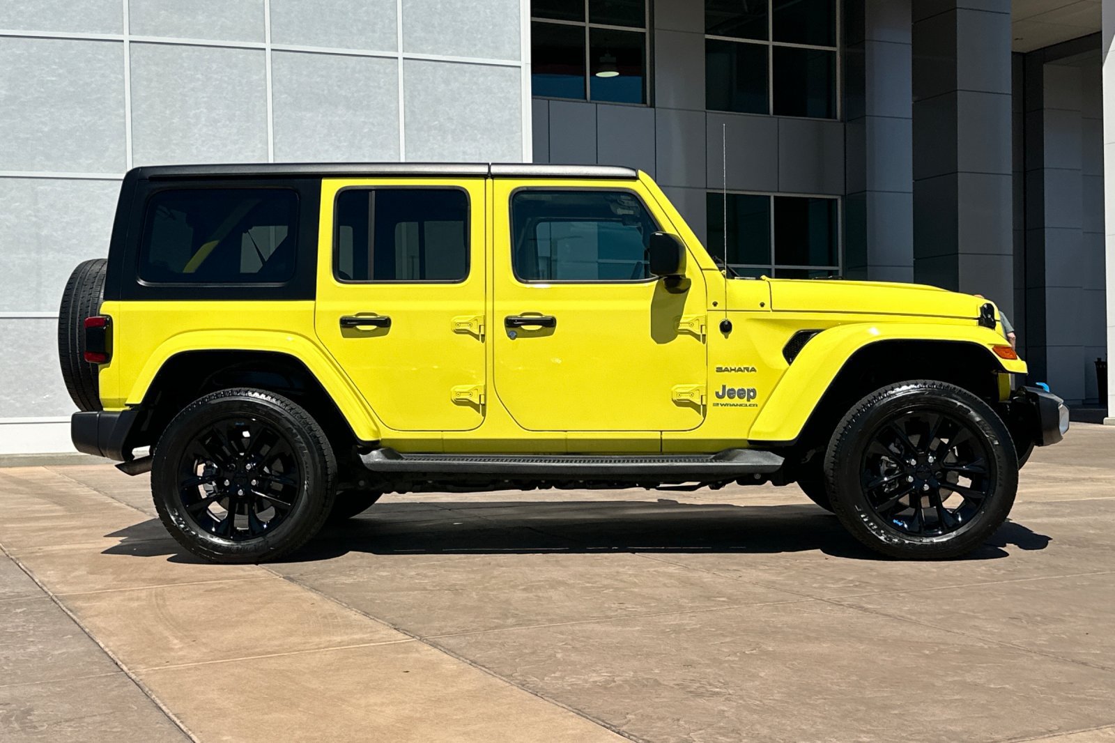 Used 2023 Jeep Wrangler Unlimited Sahara AWD/4WD image 3