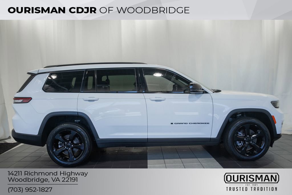 Certified 2022 Jeep Grand Cherokee L Limited w/ Black Appearance Package AWD/4WD image 3