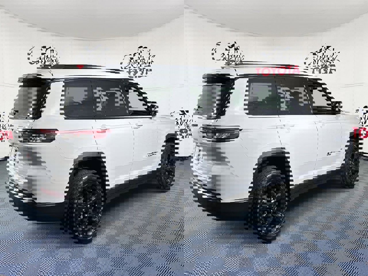 Used 2023 Jeep Grand Cherokee L Laredo image 7