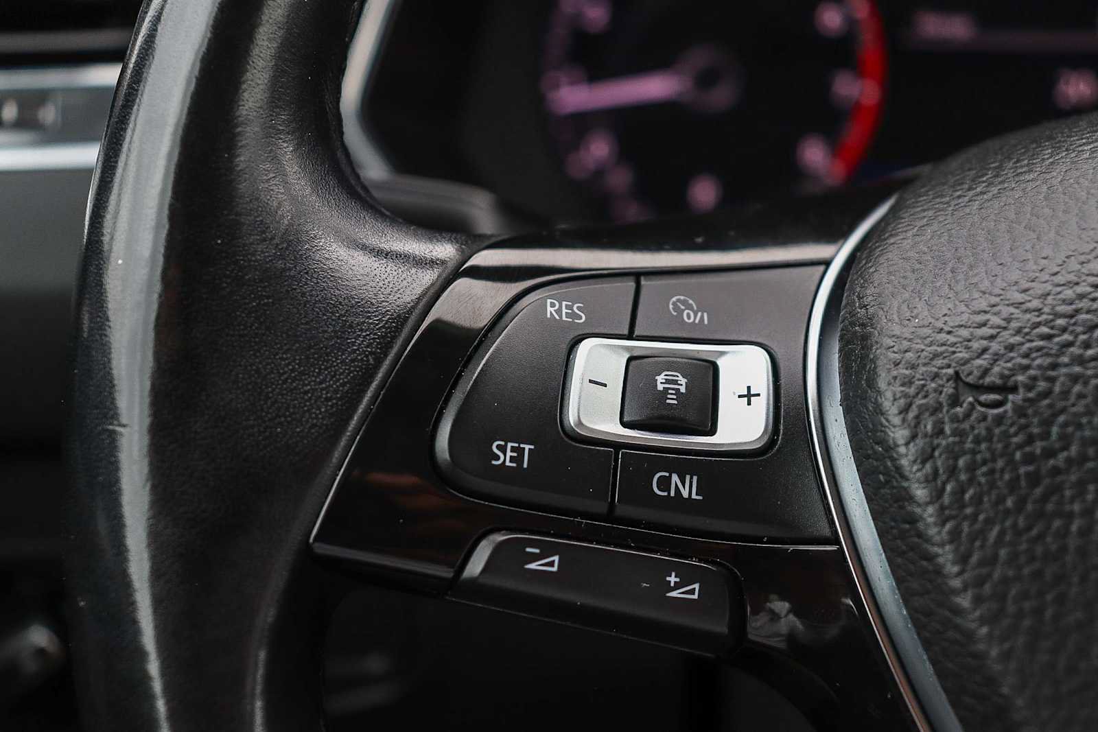 Used 2018 Volkswagen Tiguan SEL Premium FWD image 24