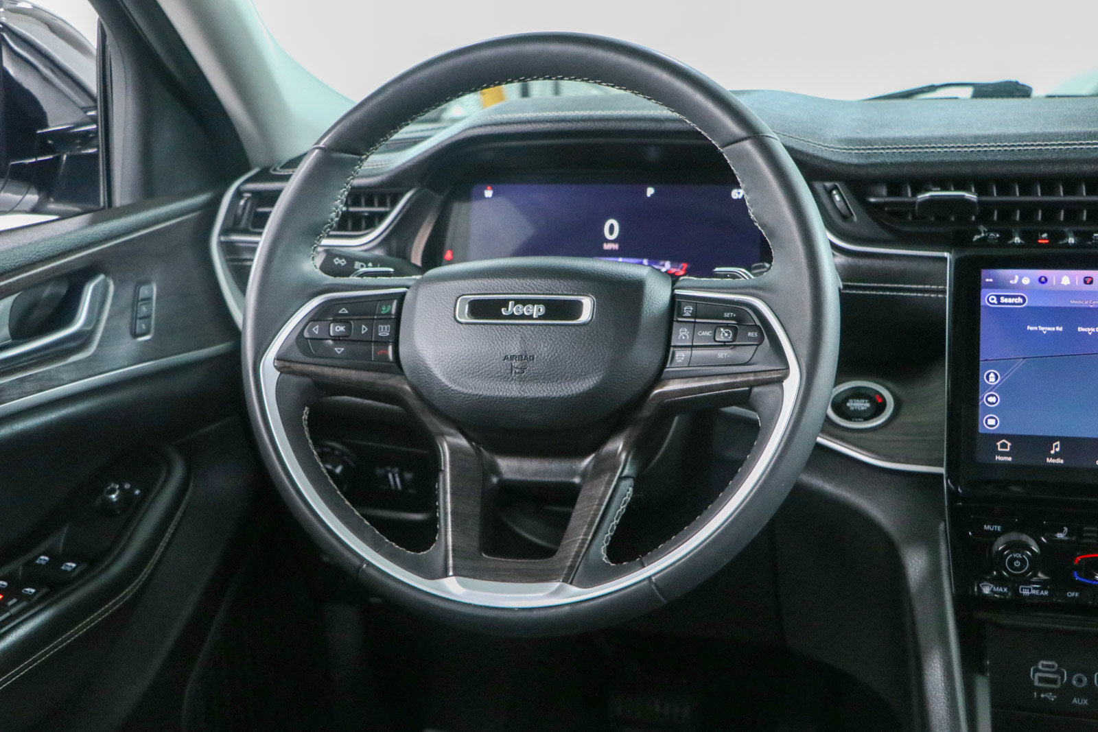 Used 2023 Jeep Grand Cherokee Limited w/ Black Appearance Package AWD/4WD image 12