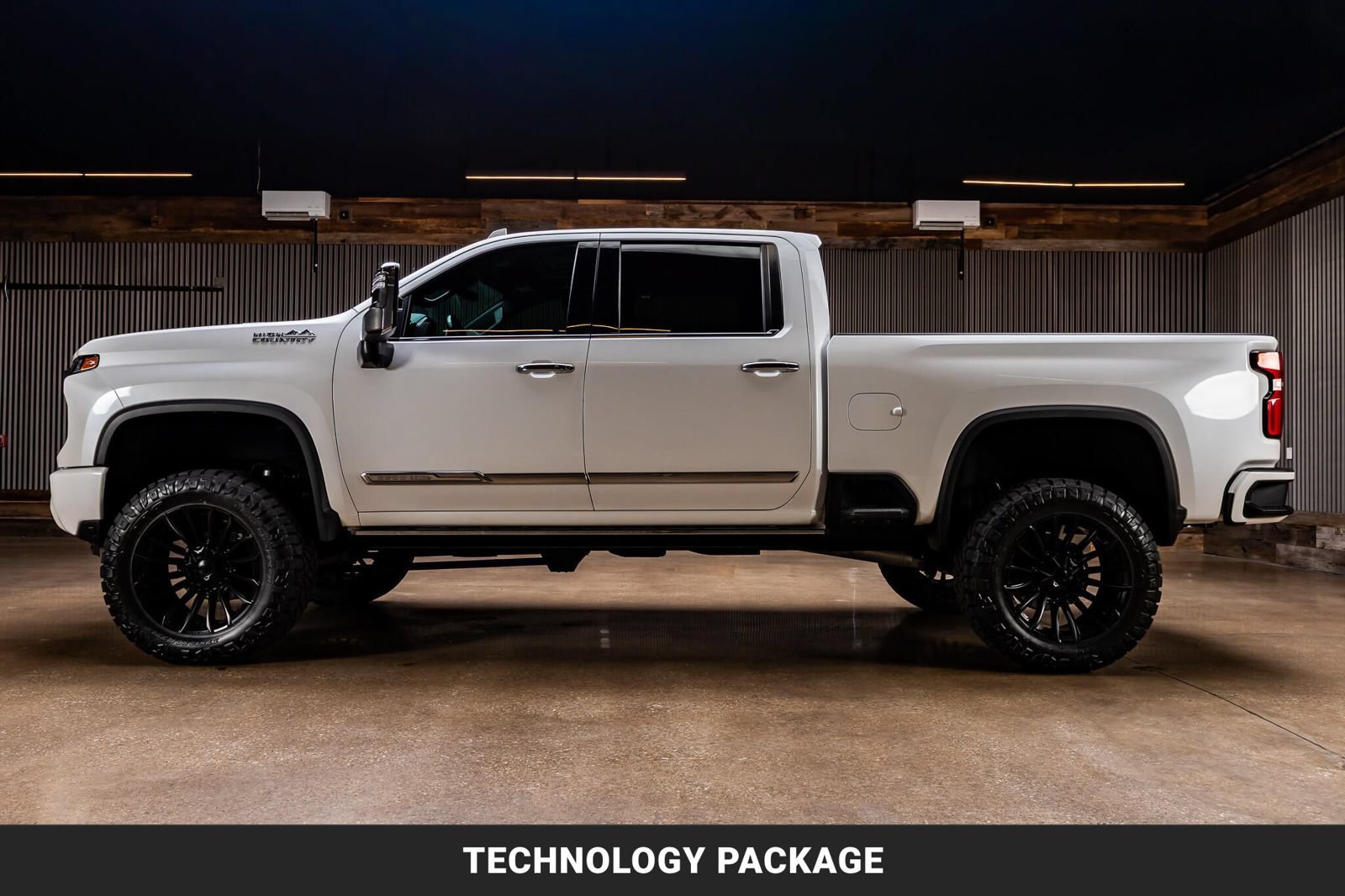 Used 2024 Chevrolet Silverado 2500 High Country w/ High Country Premium Package AWD/4WD image 6