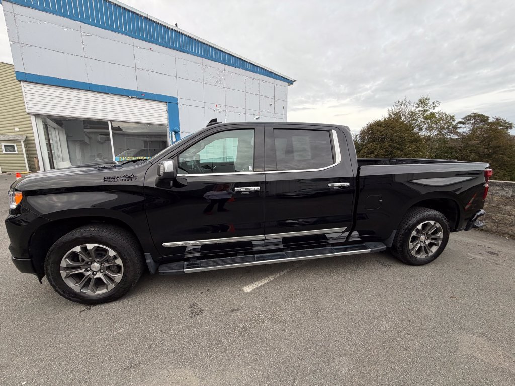 Used 2024 Chevrolet Silverado 1500 High Country w/ Technology Package AWD/4WD image 2