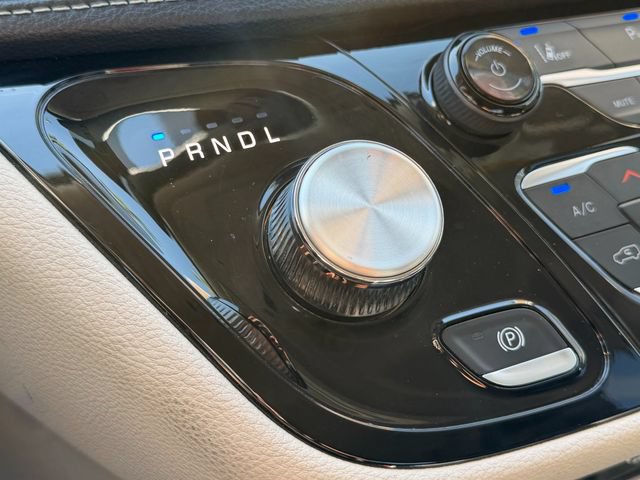 Used 2024 Chrysler Pacifica Limited FWD image 25