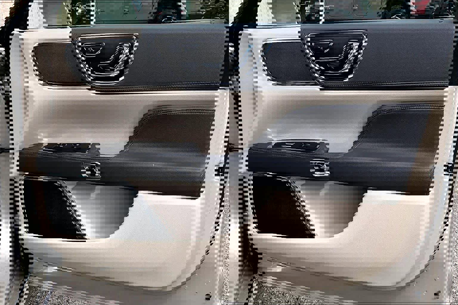 Used 2017 Lincoln Continental Premiere image 23