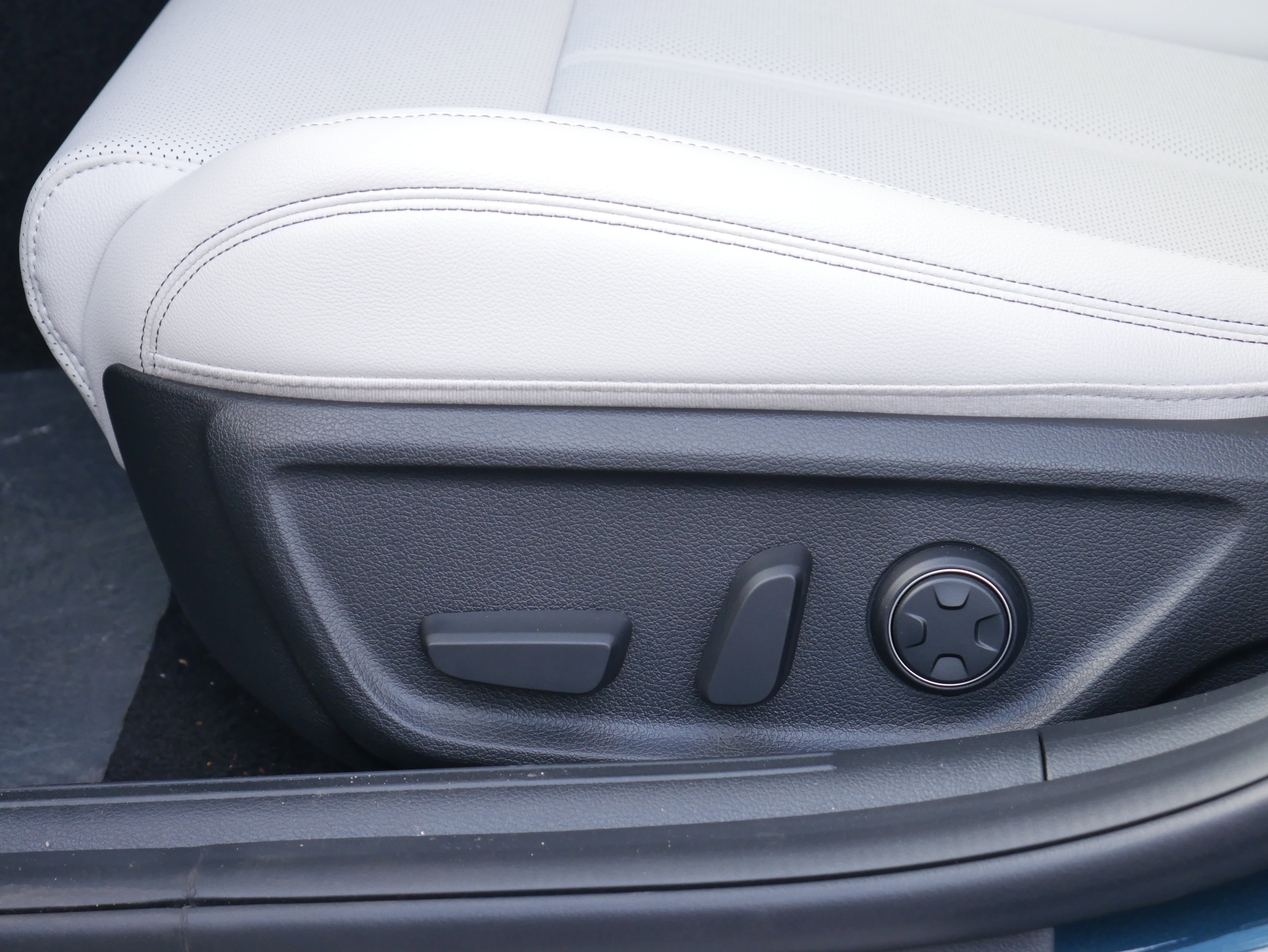 Used 2025 Genesis G70 2.5T image 13