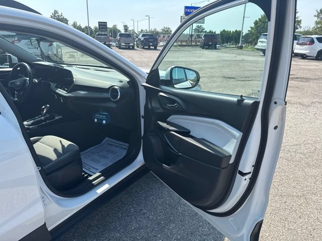 Certified 2025 Chevrolet Trax LT w/ Driver Confidence Package FWD image 10