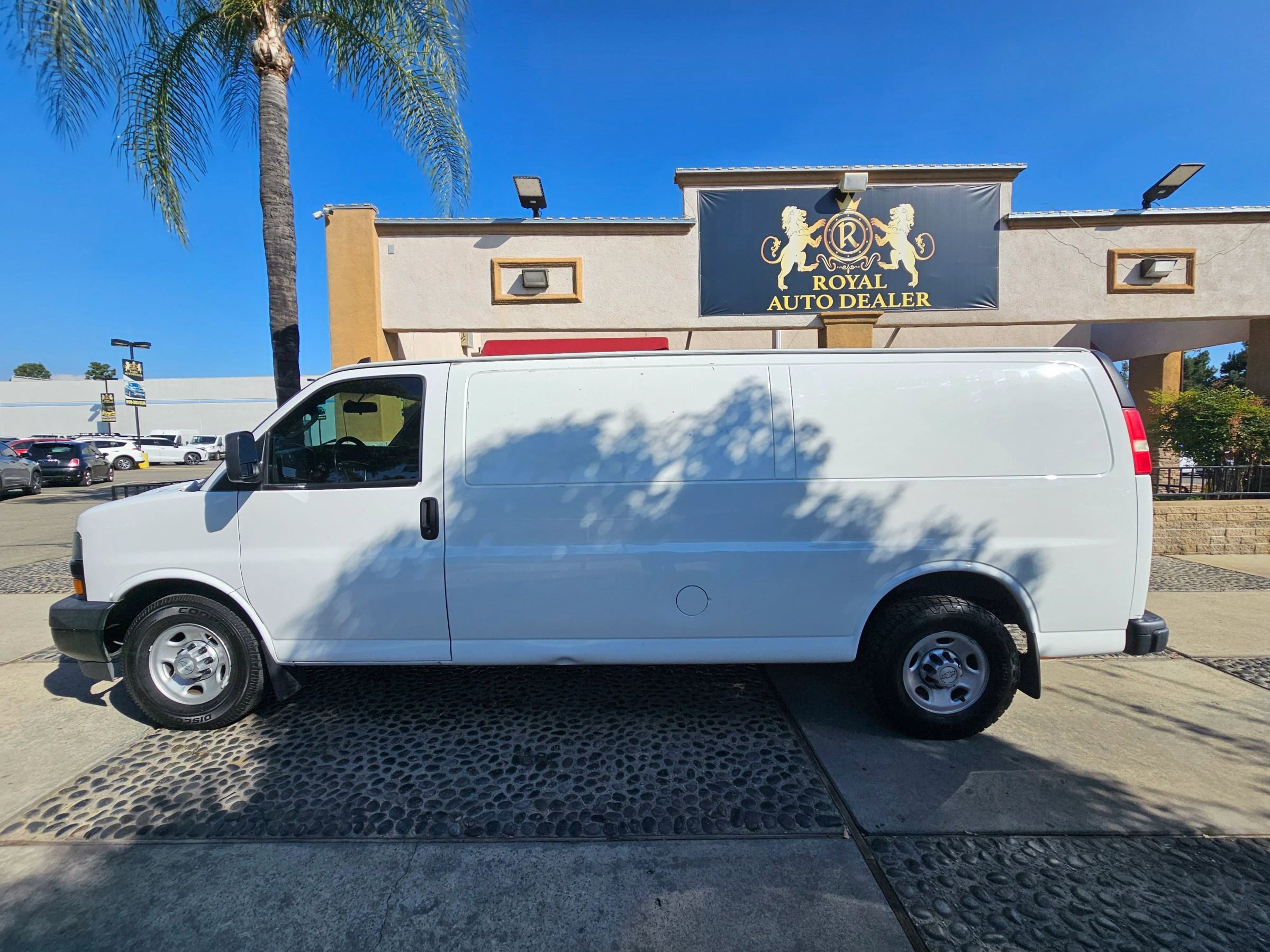 Used 2018 Chevrolet Express 3500 Extended w/ Driver Convenience Package image 8