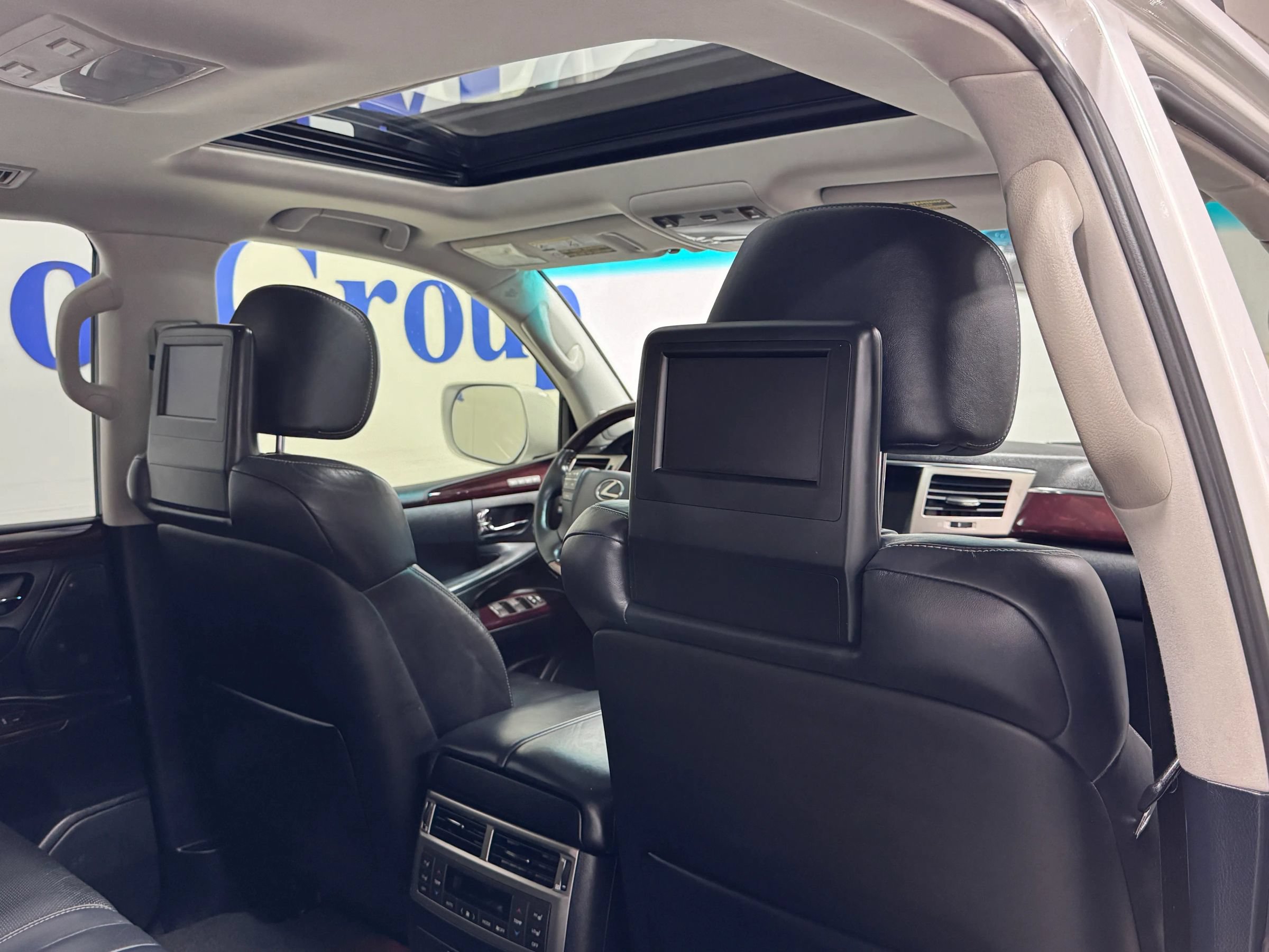 Used 2015 Lexus LX 570 4WD image 28