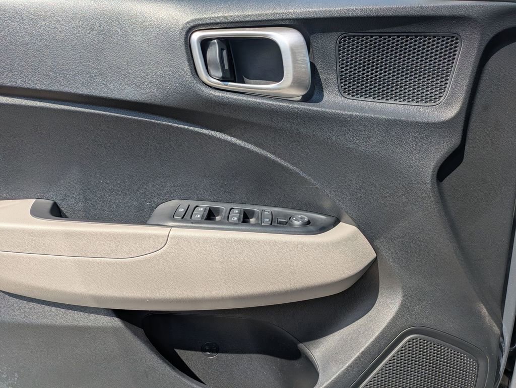 Used 2025 Hyundai Venue SEL FWD image 11