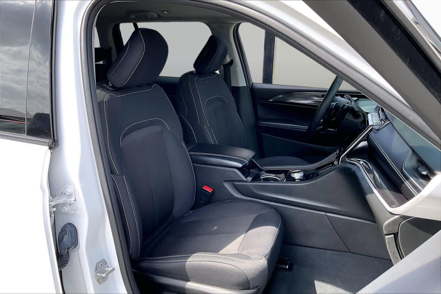 Certified 2023 Jeep Grand Cherokee Laredo AWD/4WD image 9