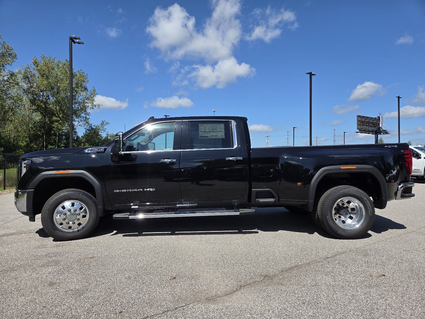 New 2026 GMC Sierra 3500 SLT w/ SLT Premium Package AWD/4WD image 15
