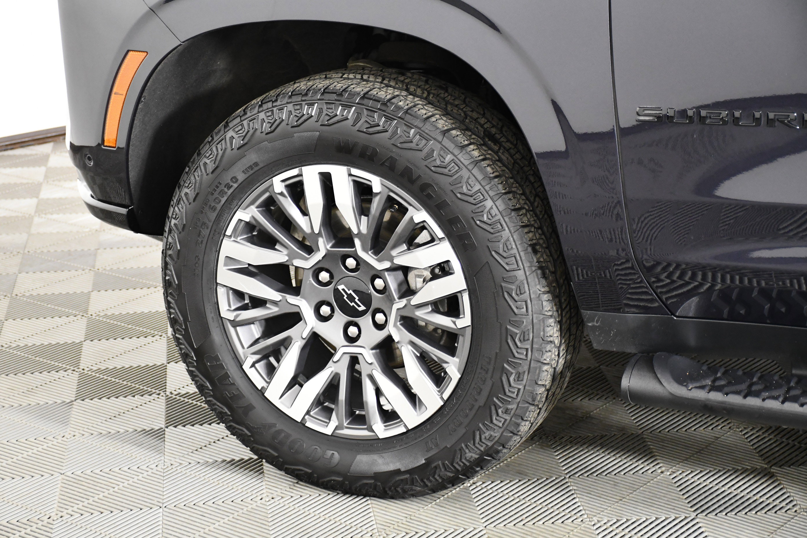 Used 2025 Chevrolet Suburban Z71 image 56