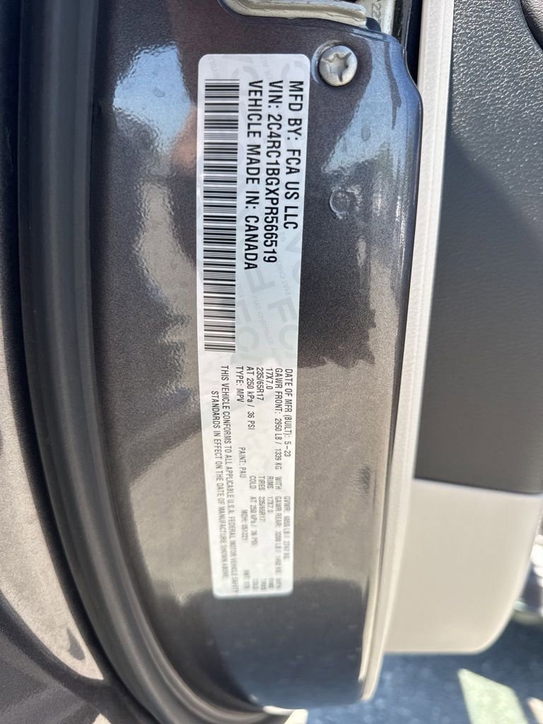 Used 2023 Chrysler Pacifica Touring-L image 36