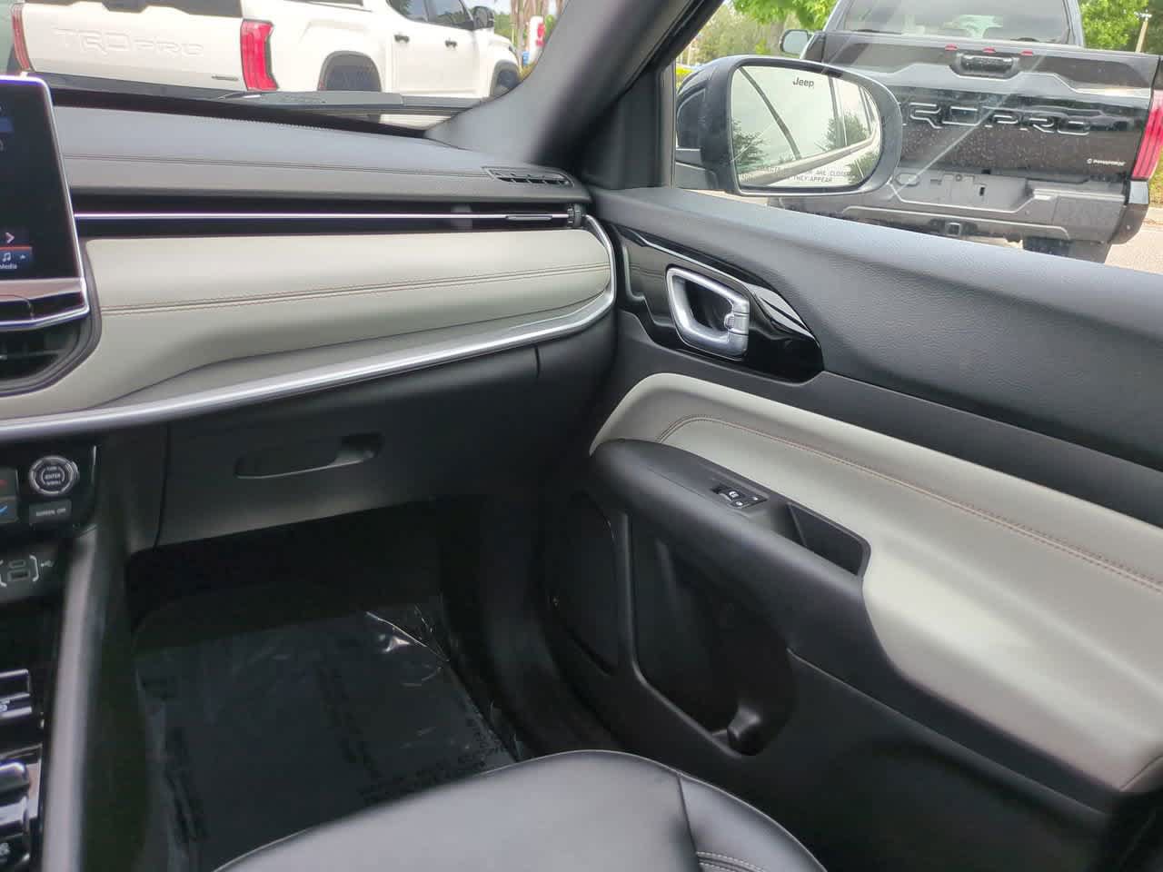 Used 2025 Jeep Compass Limited AWD/4WD image 16