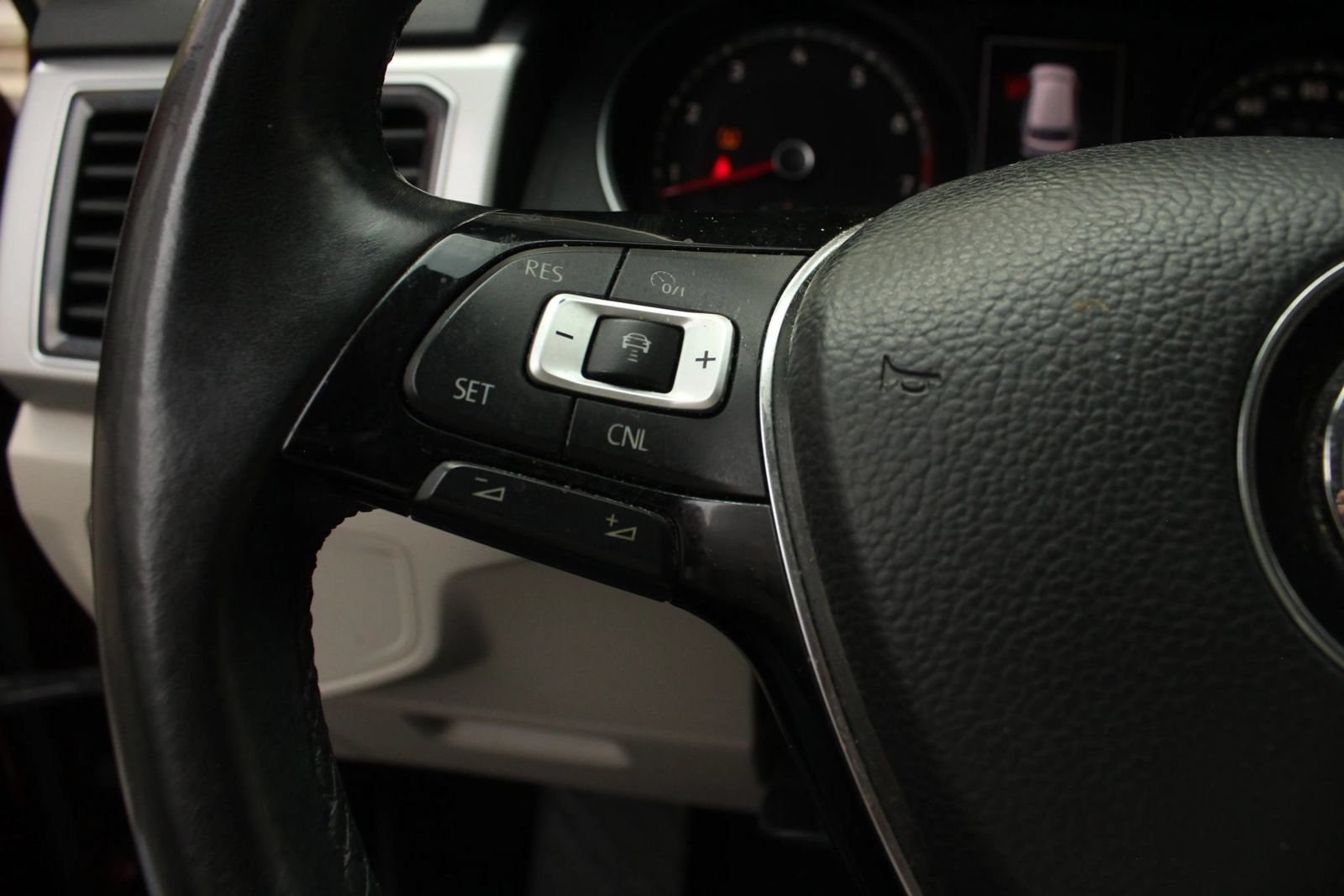 Used 2018 Volkswagen Atlas SEL FWD image 30